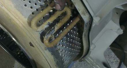 Что-то попало между барабаном и баком